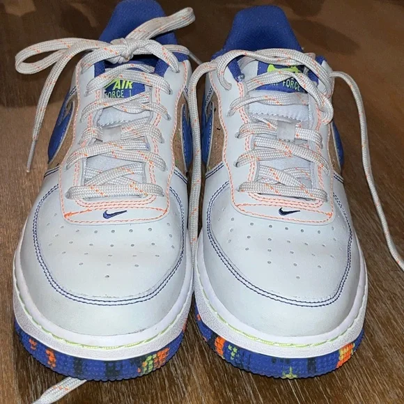 Nike Big Kids Air Force 1 LV8. Very lightly used. Size 4Y. Retail $105 - Picture 15 of 16